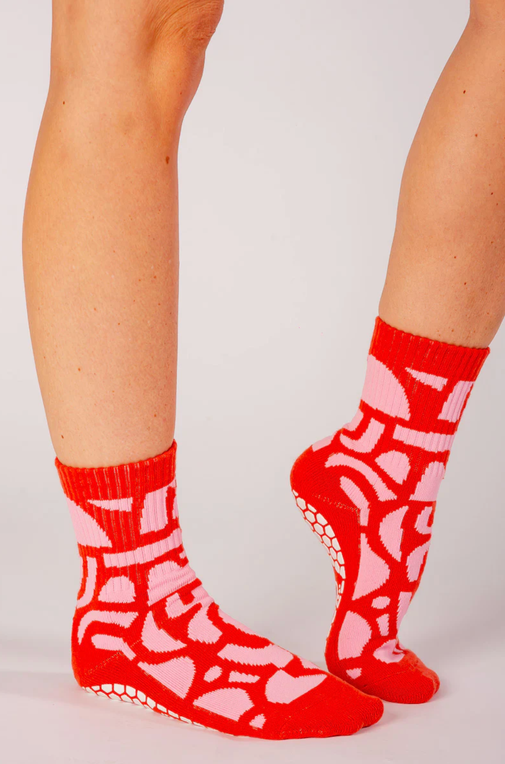 Melisoles Crew Grip Socks - Pink Giraffe